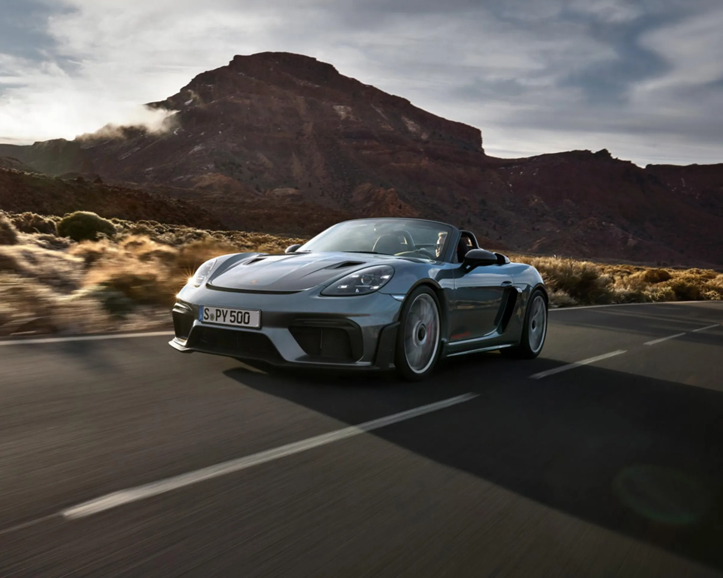 Une Porsche 718 grise sur la route