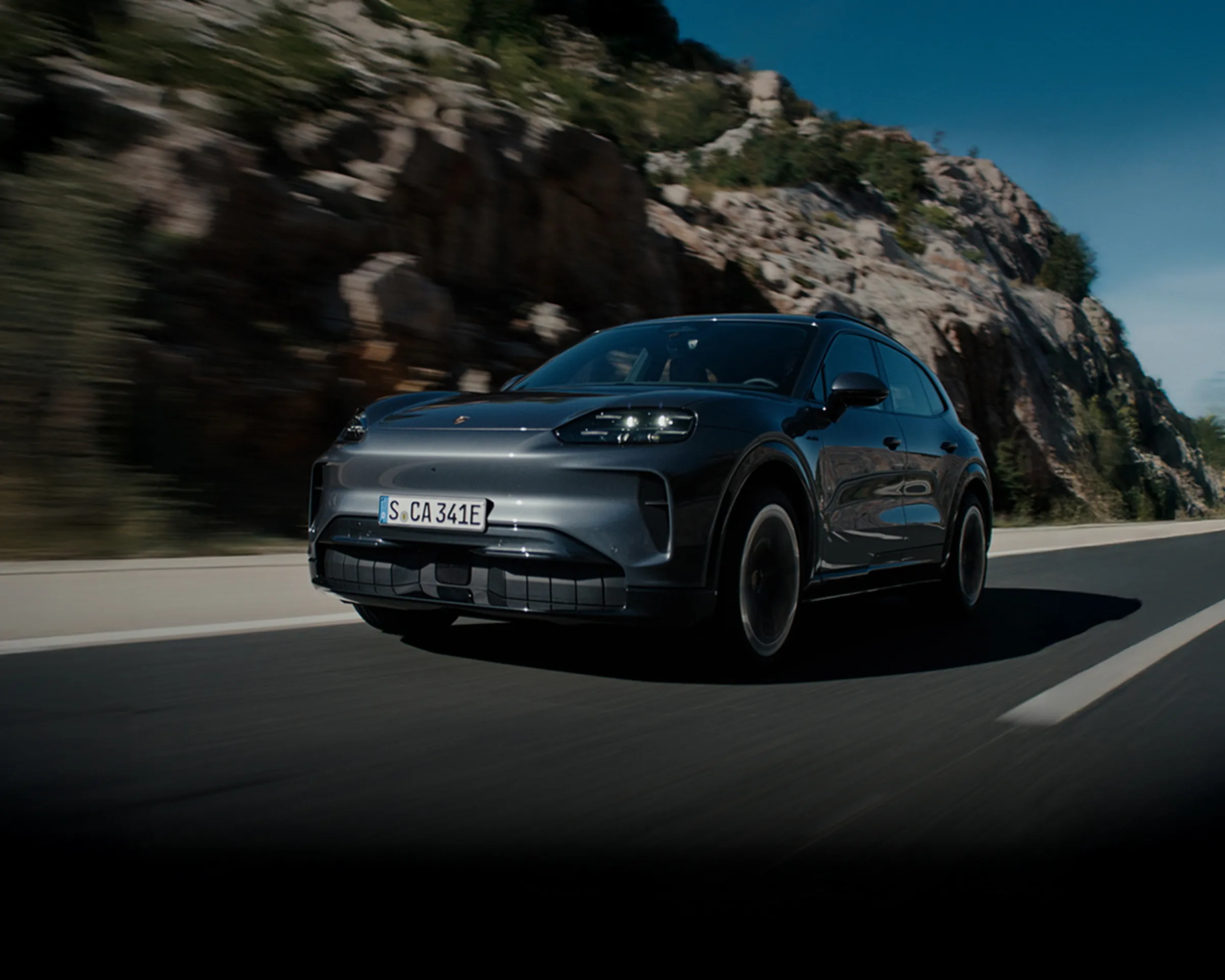 Porsche Cayenne grise sur autoroute