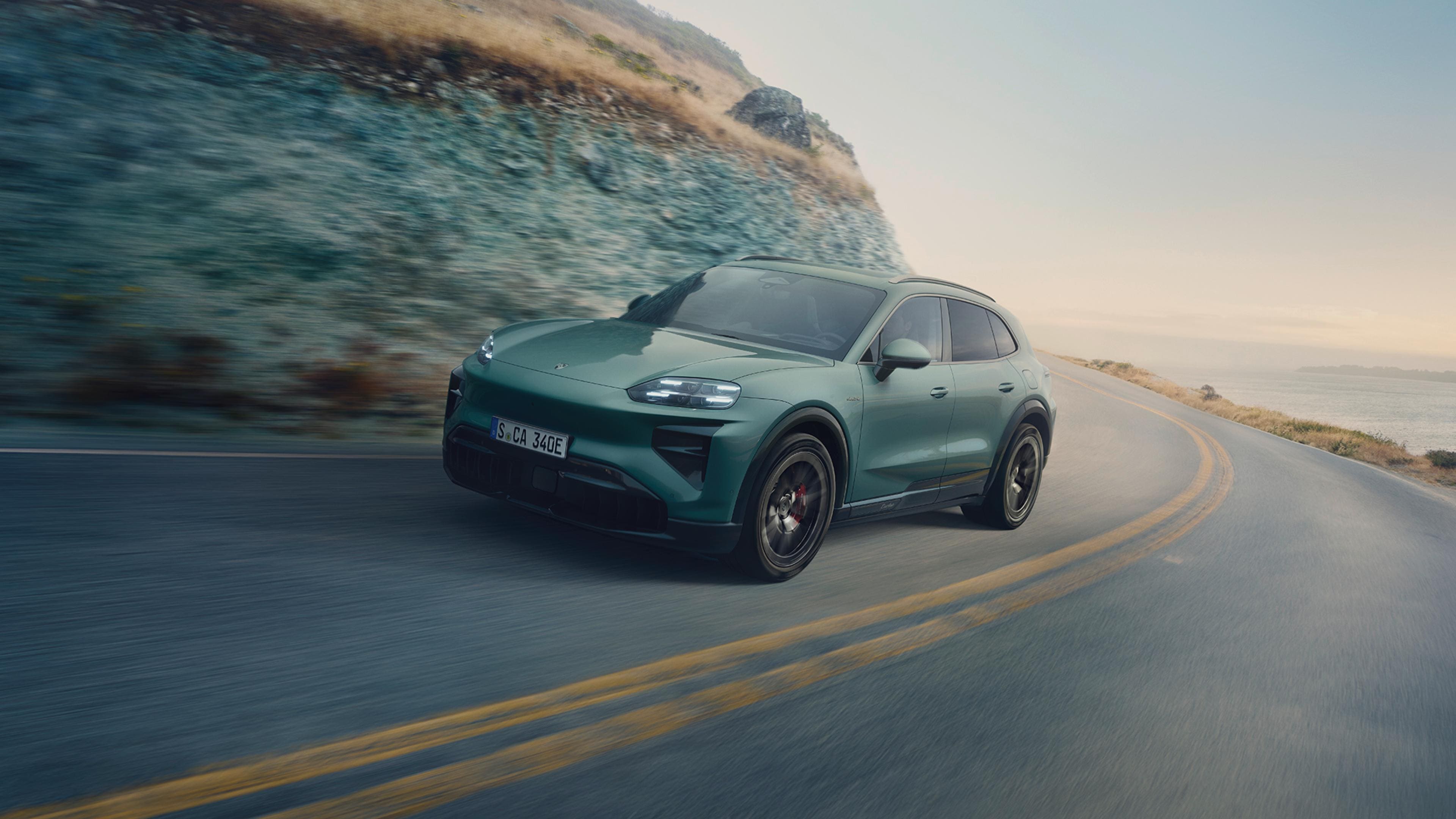 Une Porsche Cayenne sur la route